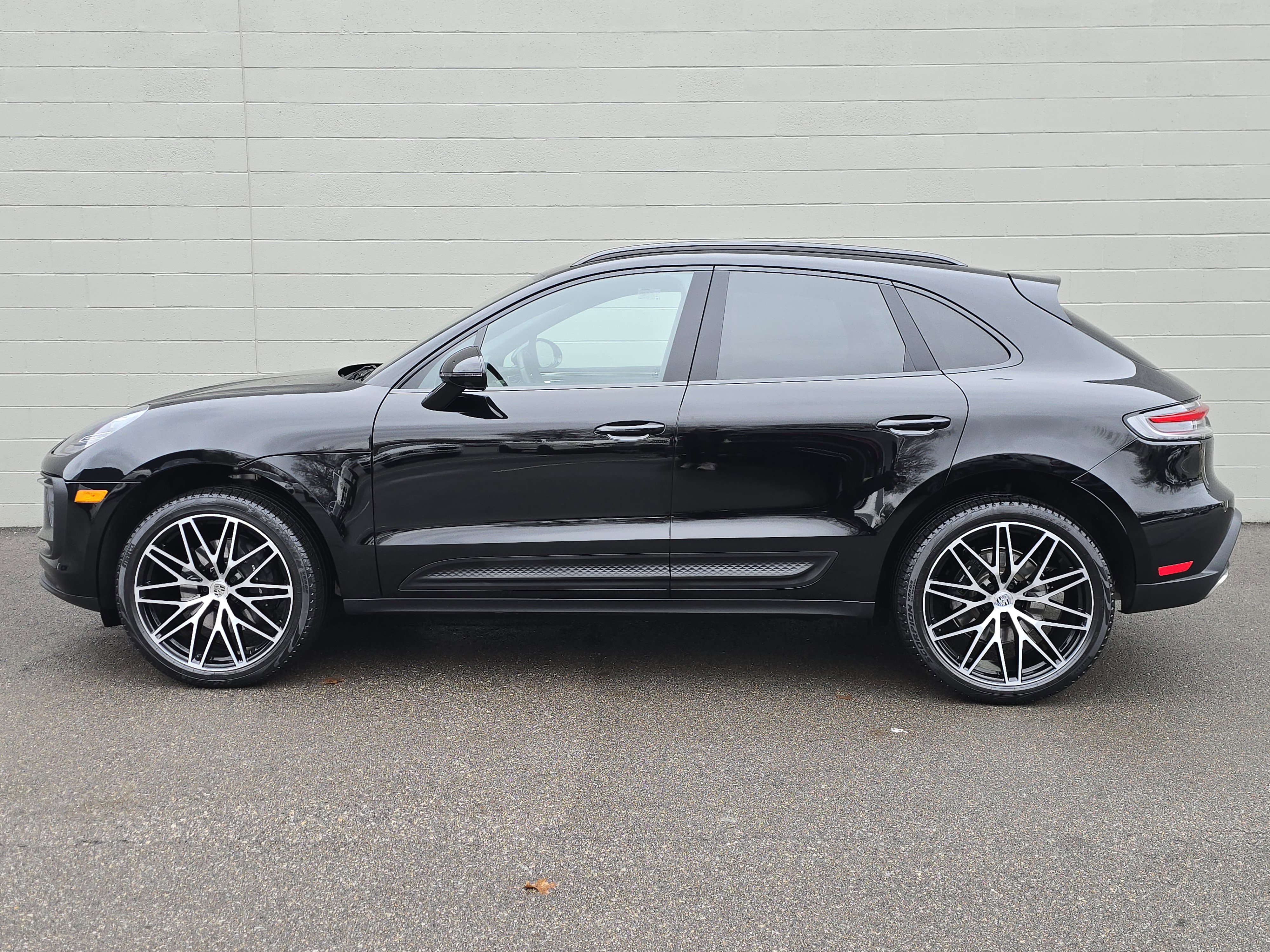 Certified 2025 Porsche Macan image 2