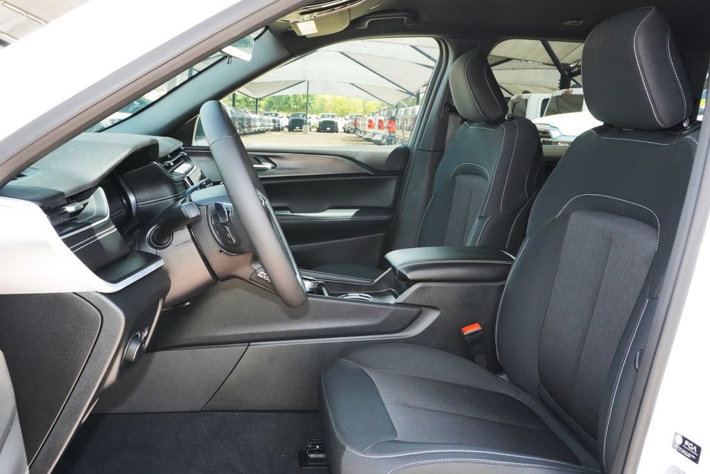 Used 2025 Jeep Grand Cherokee Laredo AWD/4WD image 28