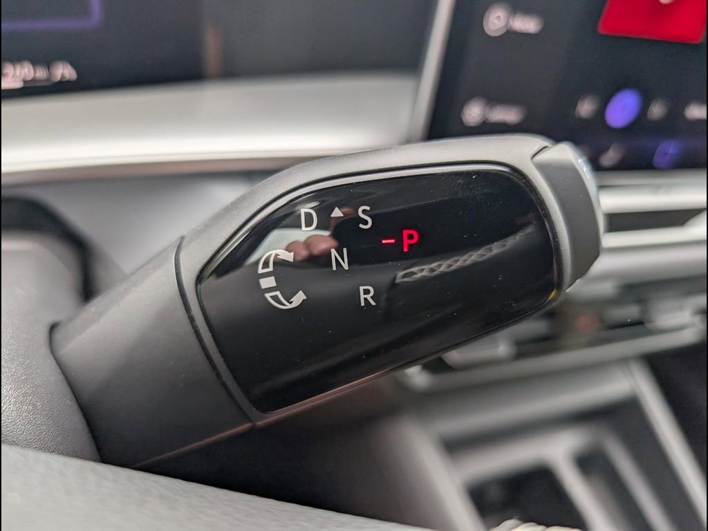 Used 2025 Volkswagen Tiguan SE image 16