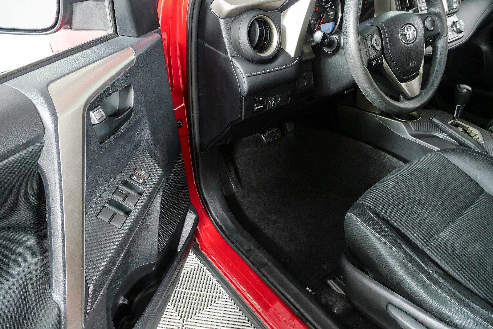 Used 2013 Toyota RAV4 XLE FWD image 7