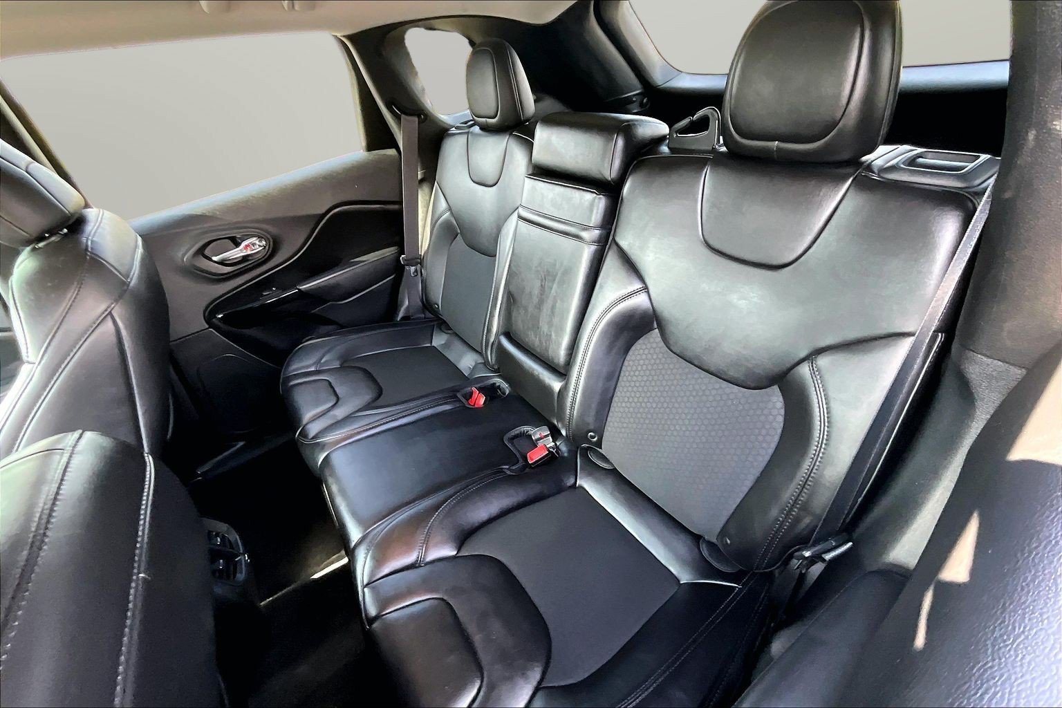 Used 2019 Jeep Cherokee Latitude Plus FWD image 18