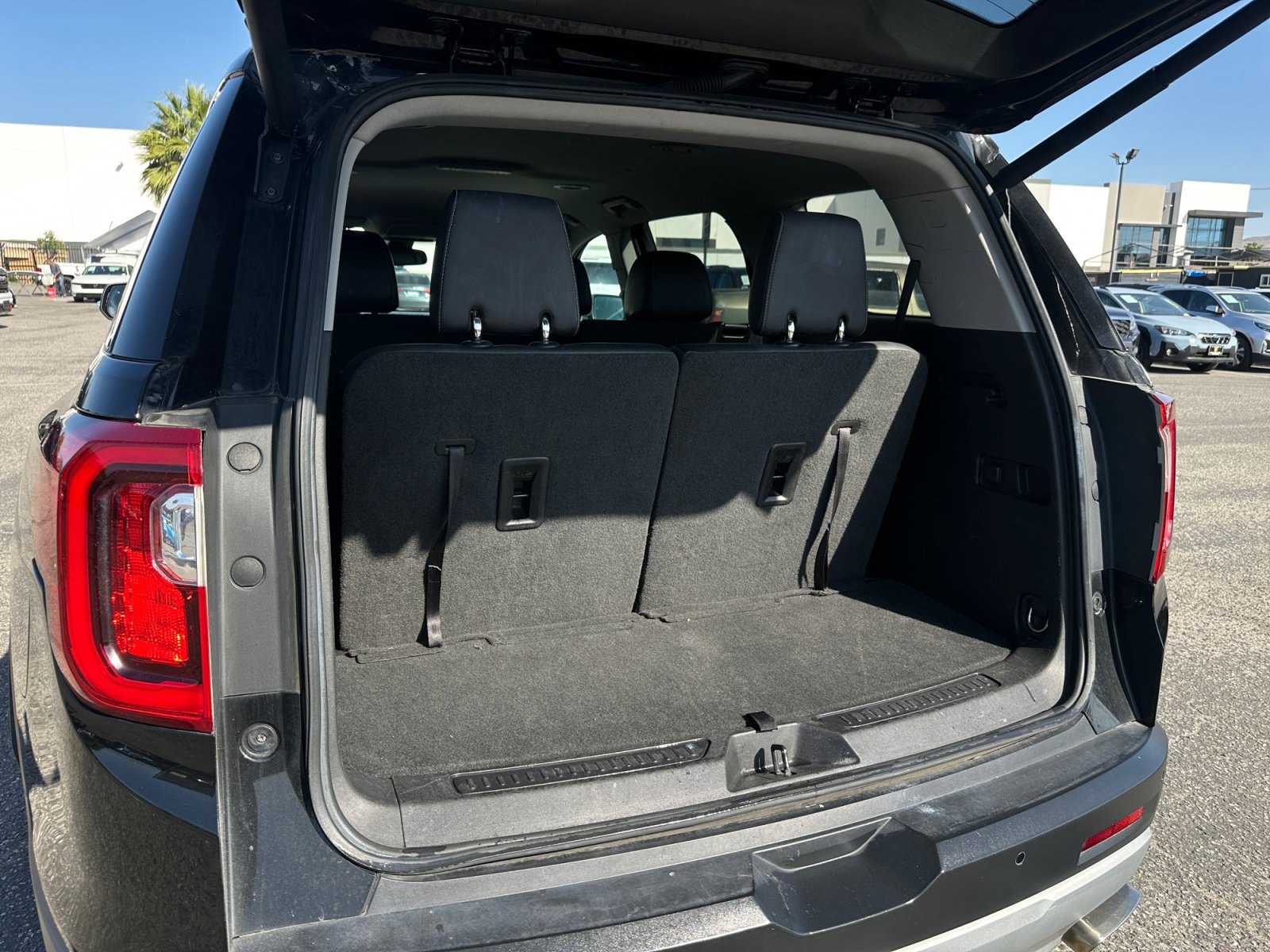 Used 2023 GMC Acadia SLT FWD image 16