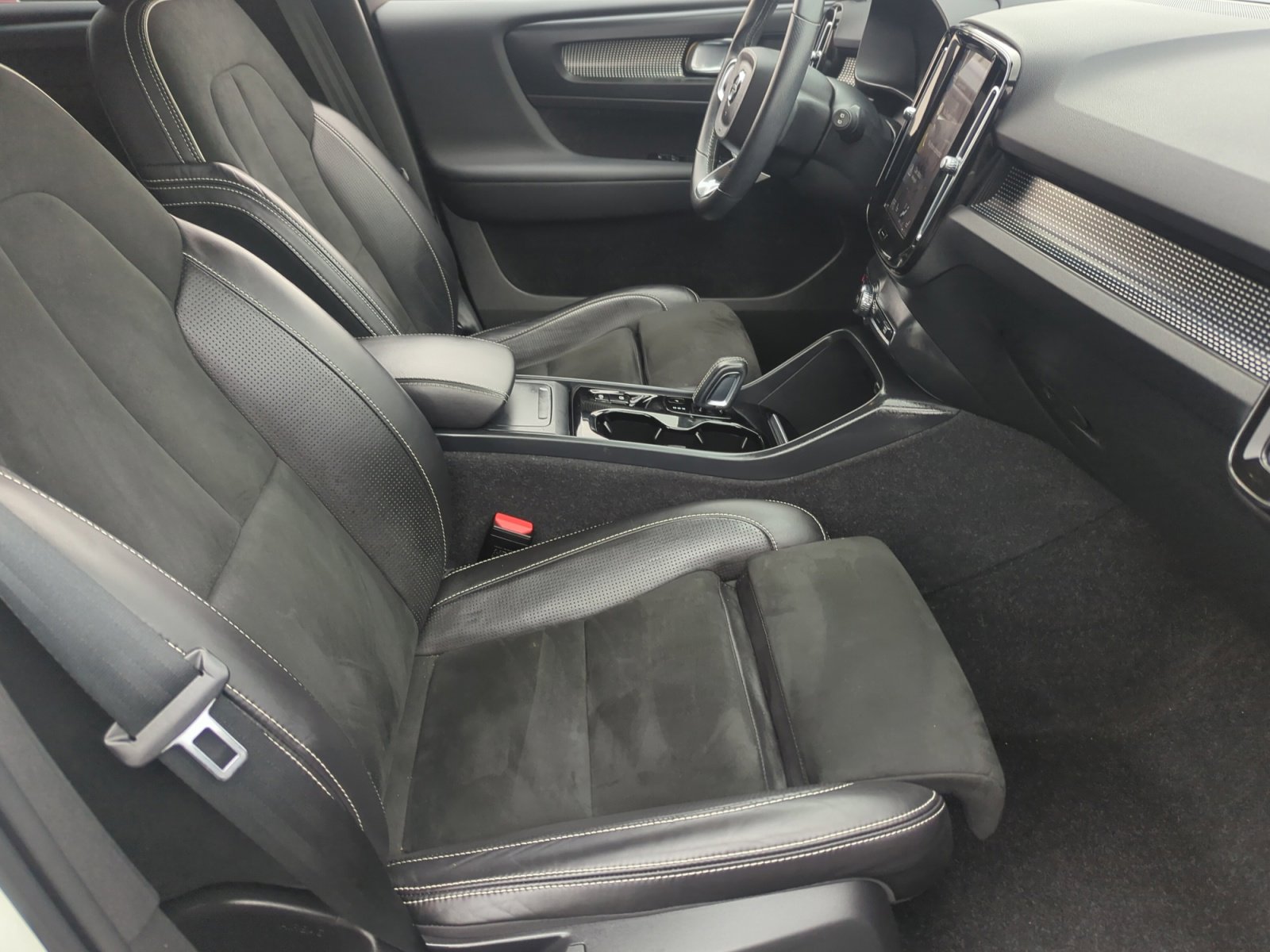 Used 2021 Volvo XC40 T5 R-Design w/ Climate Package image 18