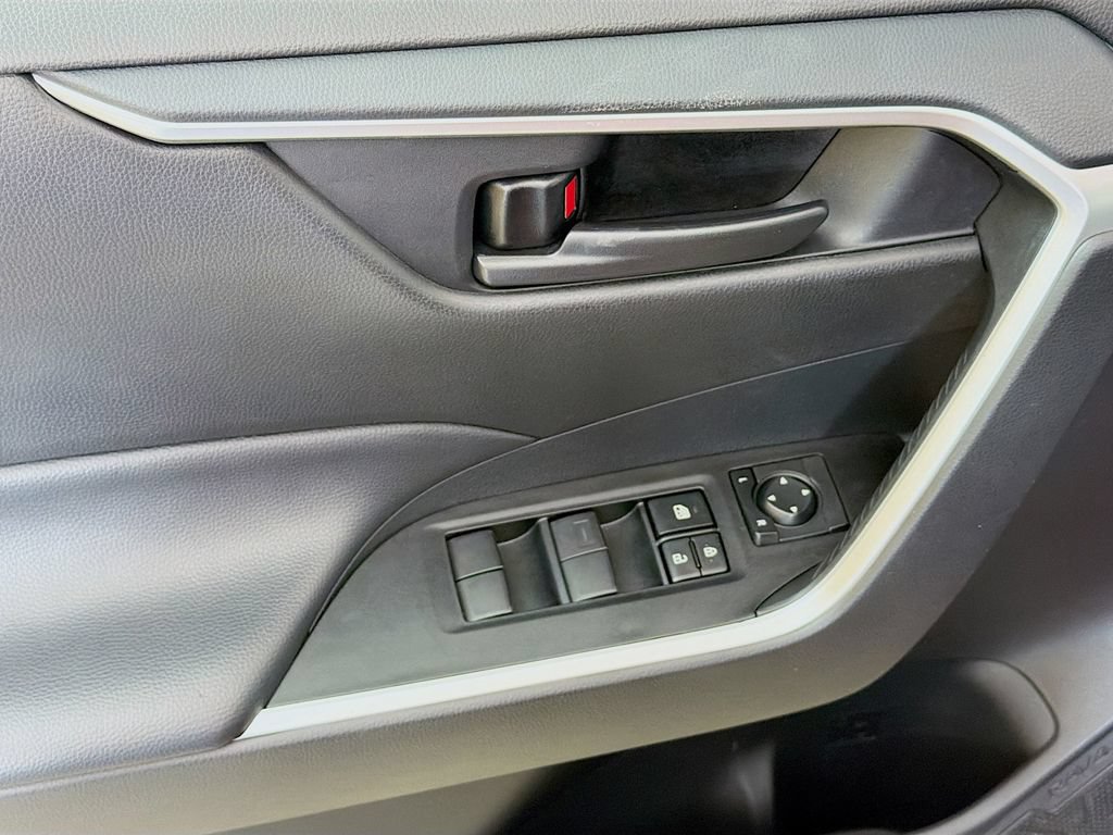 Used 2025 Toyota RAV4 LE AWD/4WD image 26