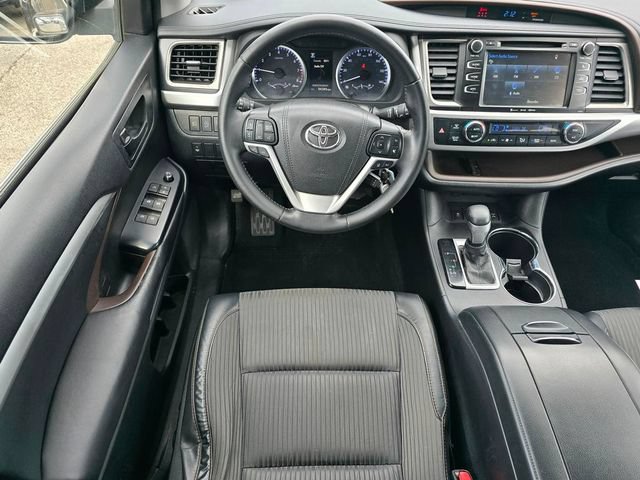 Used 2017 Toyota Highlander Plus AWD/4WD image 17