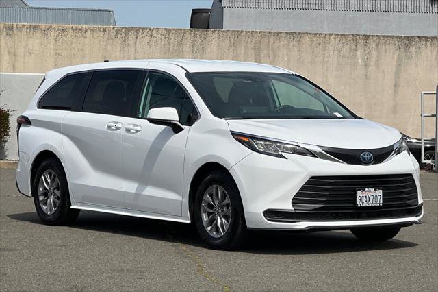 Certified 2022 Toyota Sienna LE AWD/4WD image 5