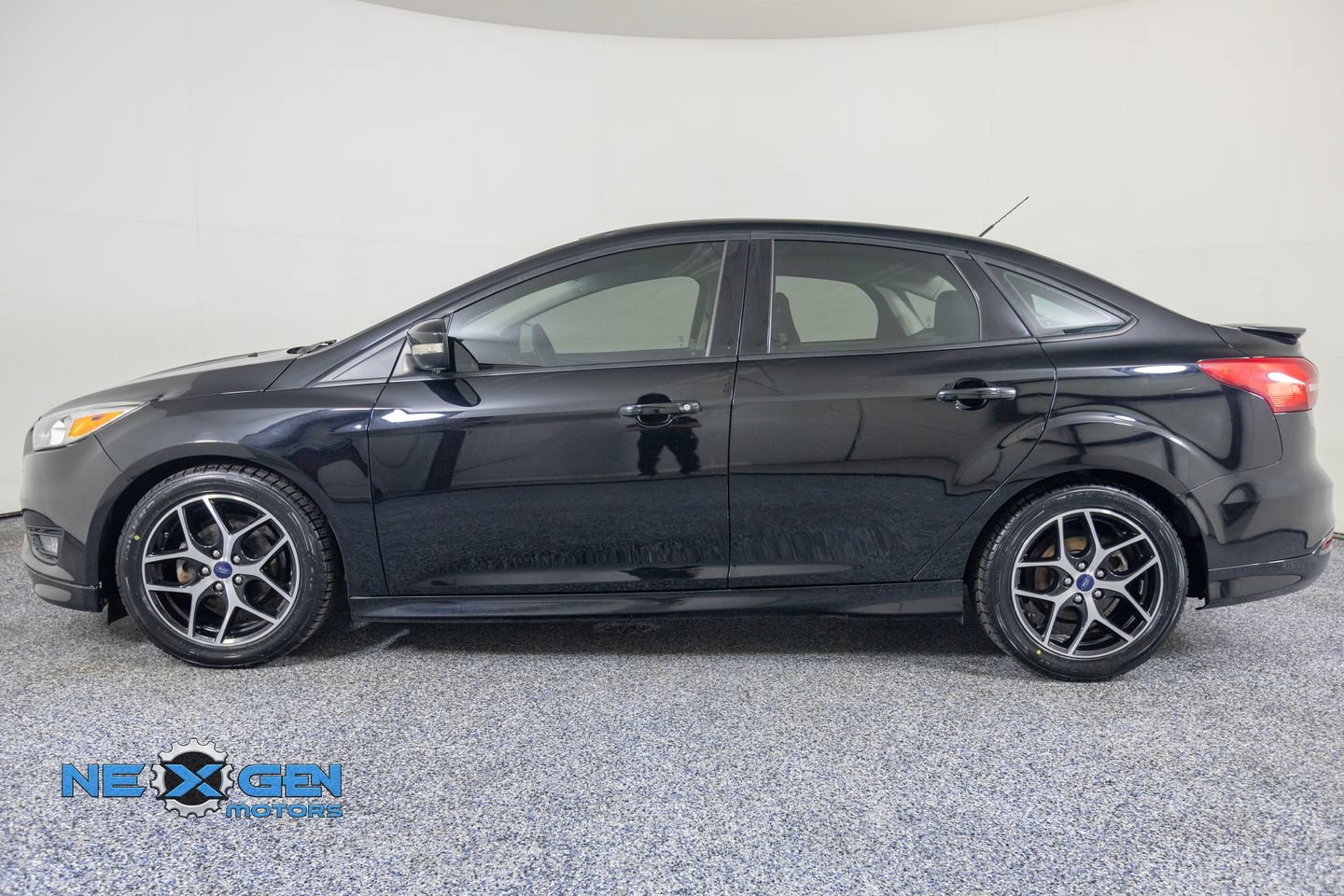 Used 2017 Ford Focus SE w/ SE Sport Package FWD image 4