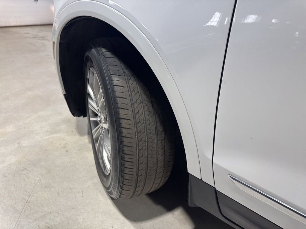 Used 2017 Cadillac XT5 Luxury w/ Driver Awareness Package FWD image 3
