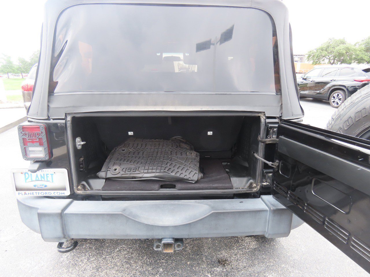 Used 2017 Jeep Wrangler Sport w/ Connectivity Group AWD/4WD image 14