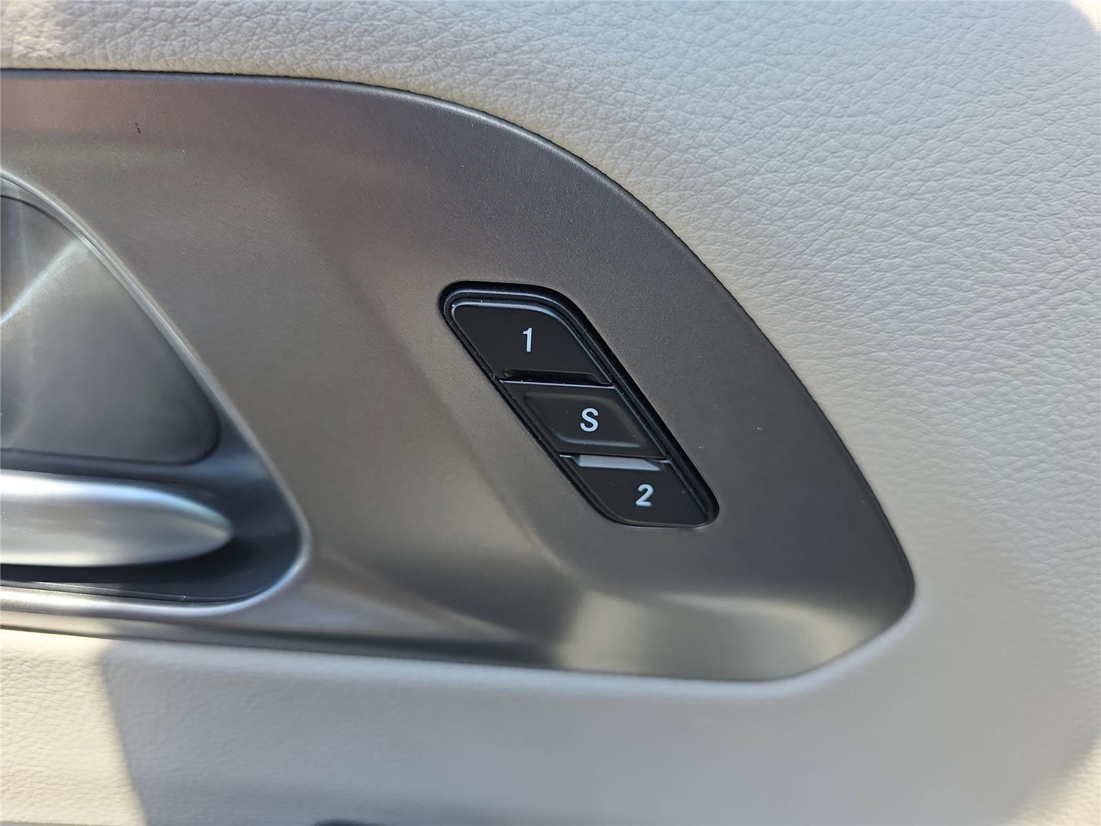 Used 2024 Chrysler Pacifica Select image 19