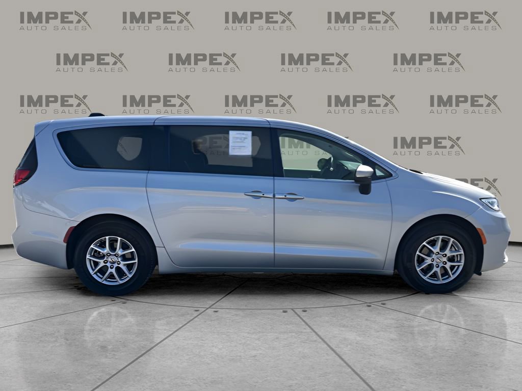 Used 2023 Chrysler Pacifica Touring-L FWD image 6