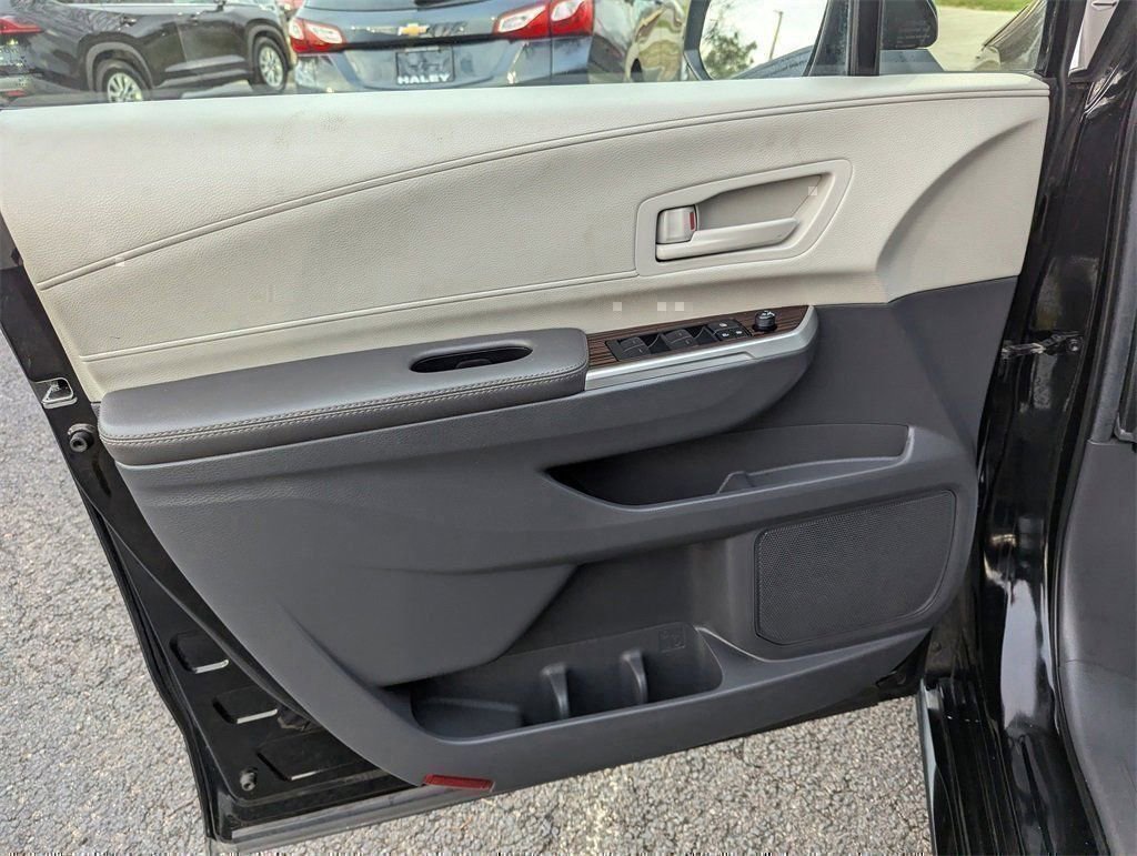 Used 2024 Toyota Sienna LE image 21