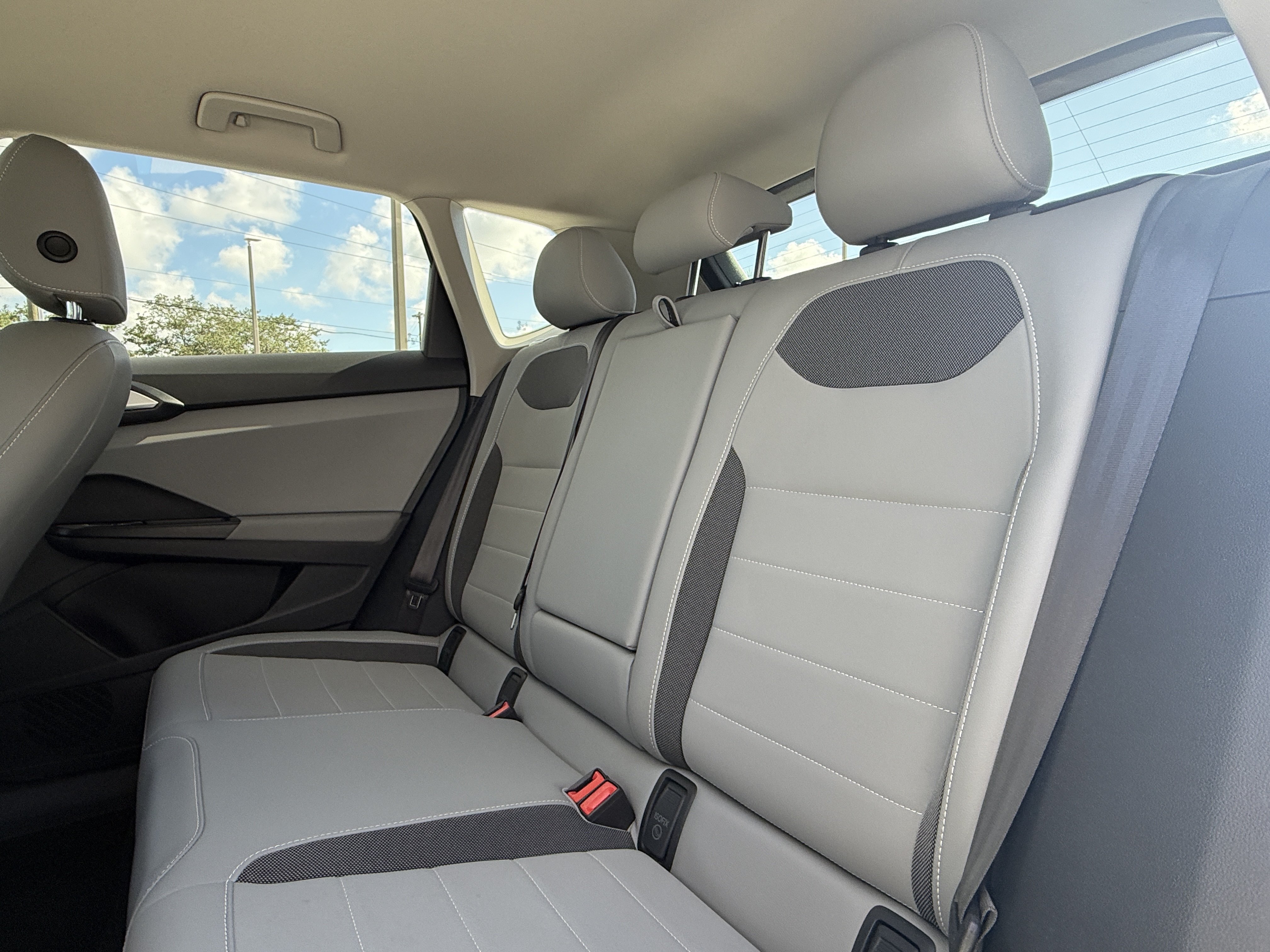 Used 2022 Volkswagen Taos SE FWD image 15