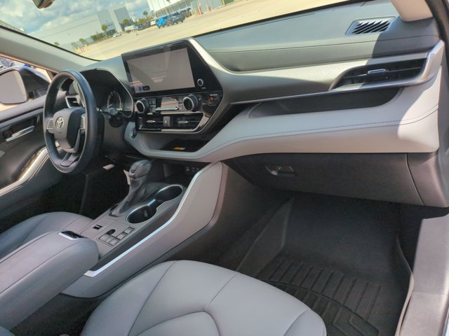 Used 2023 Toyota Highlander XLE FWD image 22