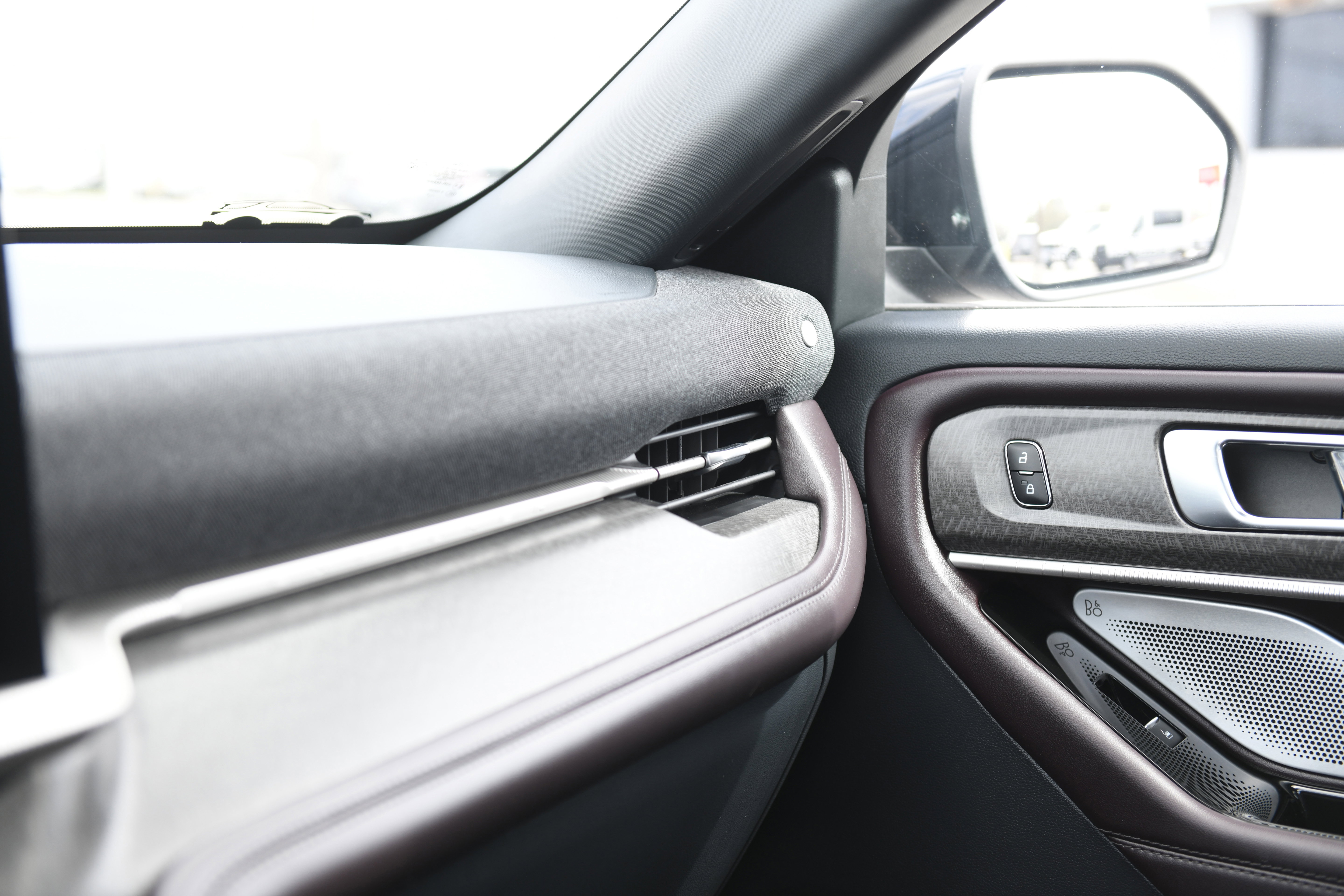 Used 2025 Ford Explorer Platinum image 26