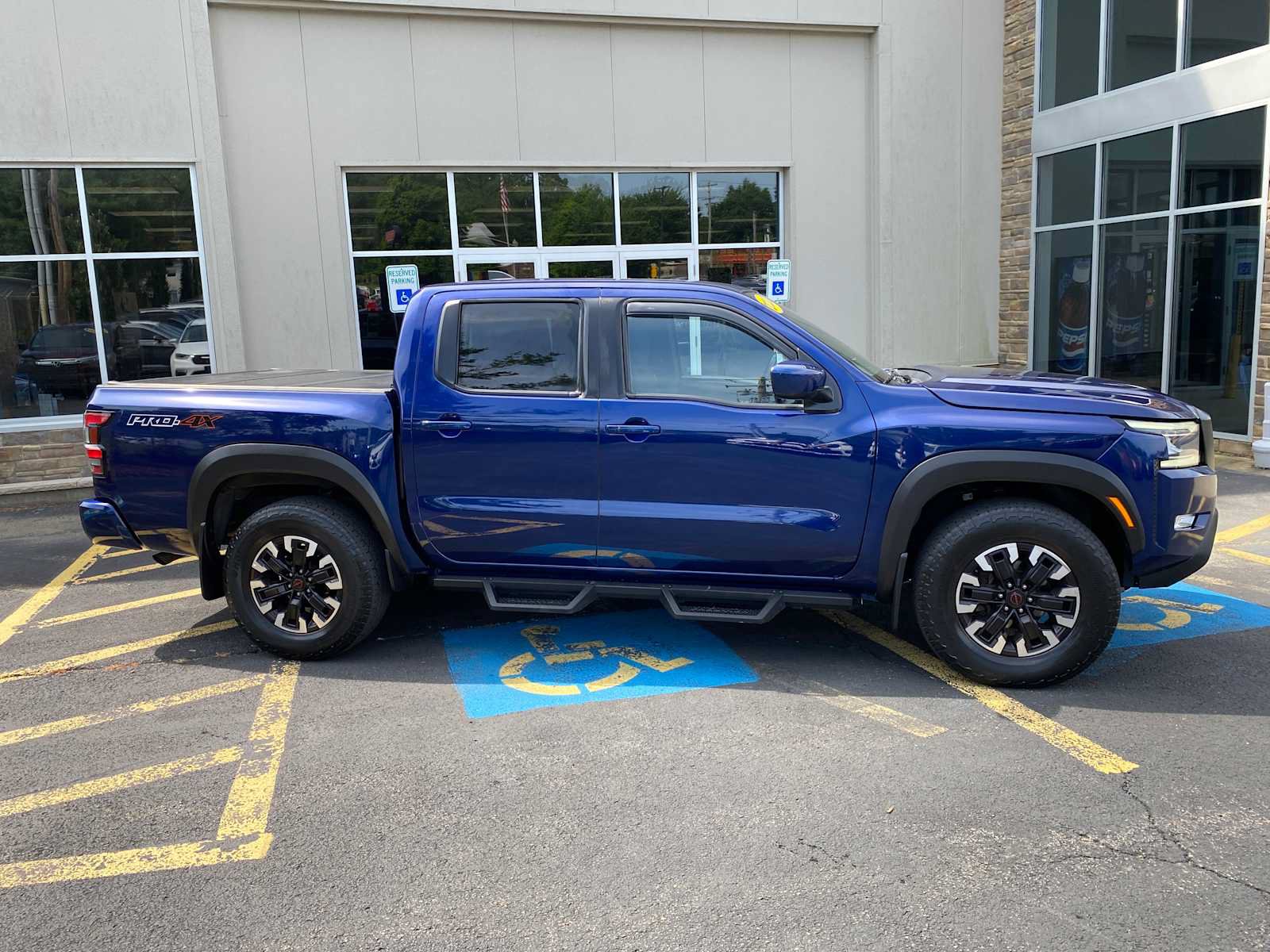 Used 2022 Nissan Frontier PRO-4X w/ Technology Package AWD/4WD image 15