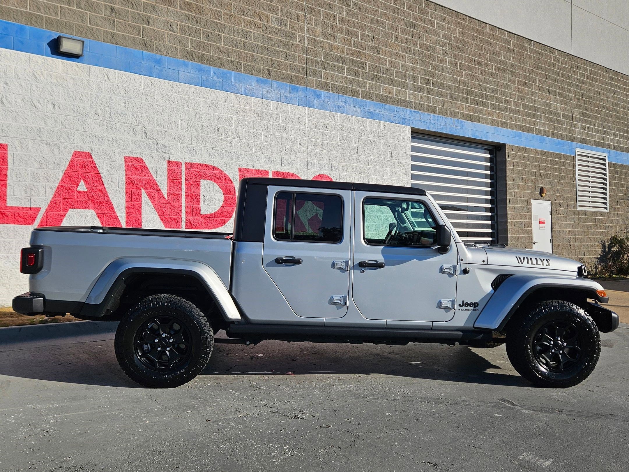 Used 2023 Jeep Gladiator Willys image 8