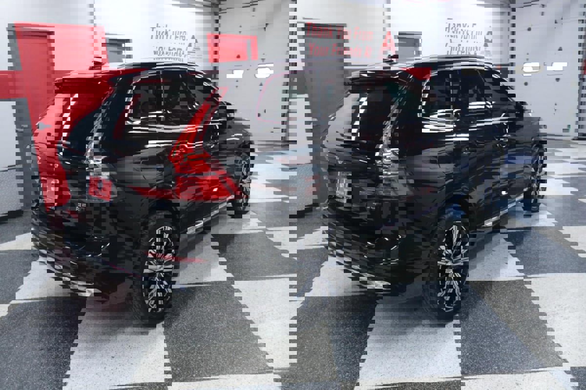 Used 2023 Volvo XC60 B5 Plus image 8