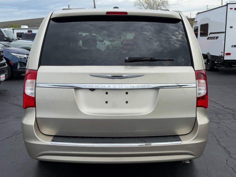 Used 2015 Chrysler Town & Country Touring w/ Driver Convenience Group image 4