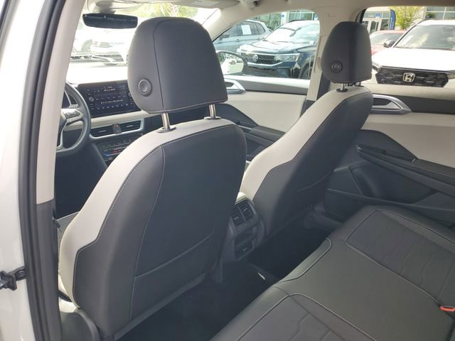 Used 2025 Volkswagen Taos SE w/ Panoramic Sunroof Package image 9