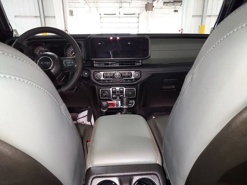 Used 2025 Jeep Gladiator Mojave AWD/4WD image 10