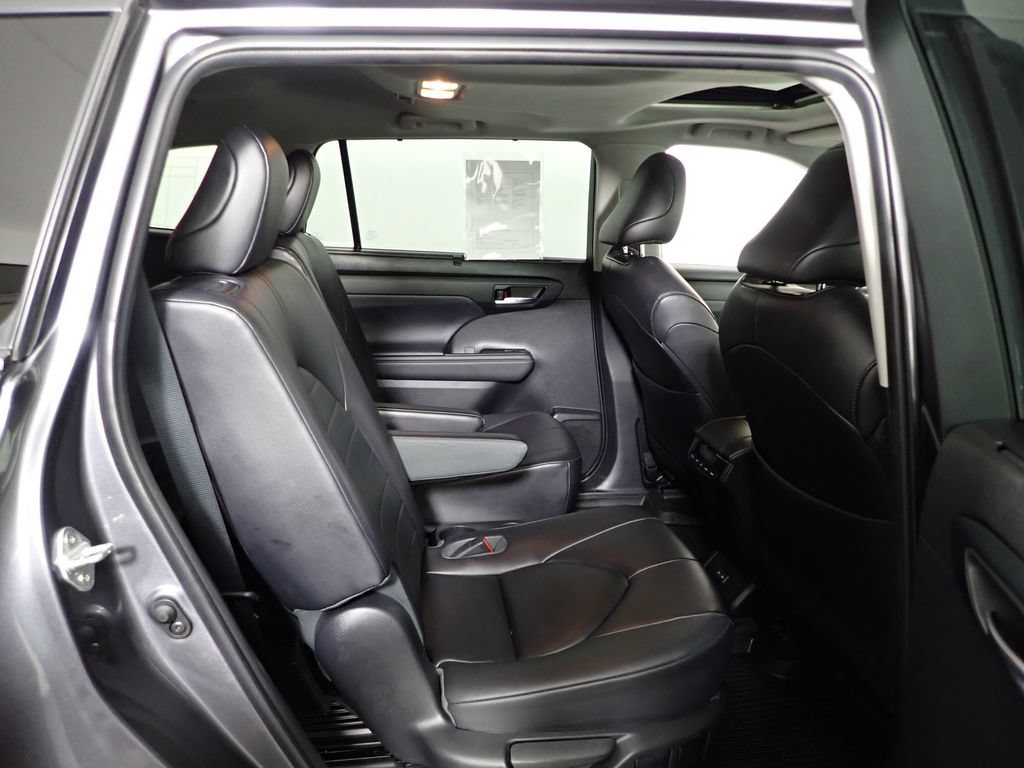 Used 2023 Toyota Highlander XLE AWD/4WD image 35