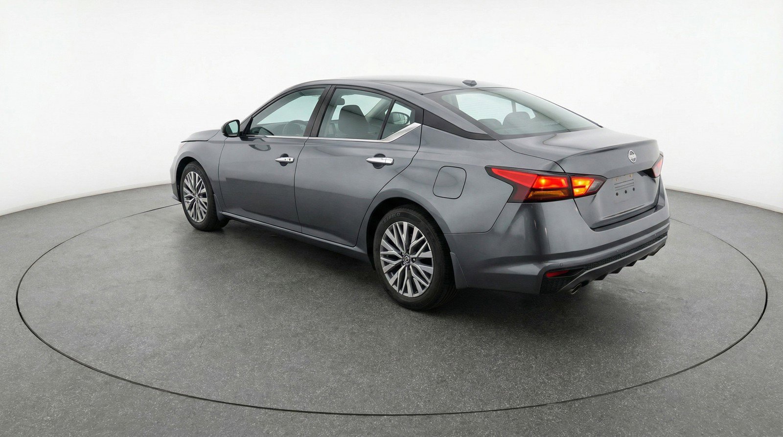 Used 2025 Nissan Altima 2.5 SV FWD image 6