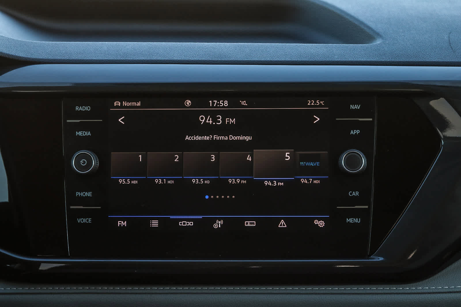 Used 2022 Volkswagen Taos SEL image 14