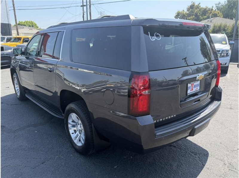 Used 2018 Chevrolet Suburban LT w/ Luxury Package RWD image 5