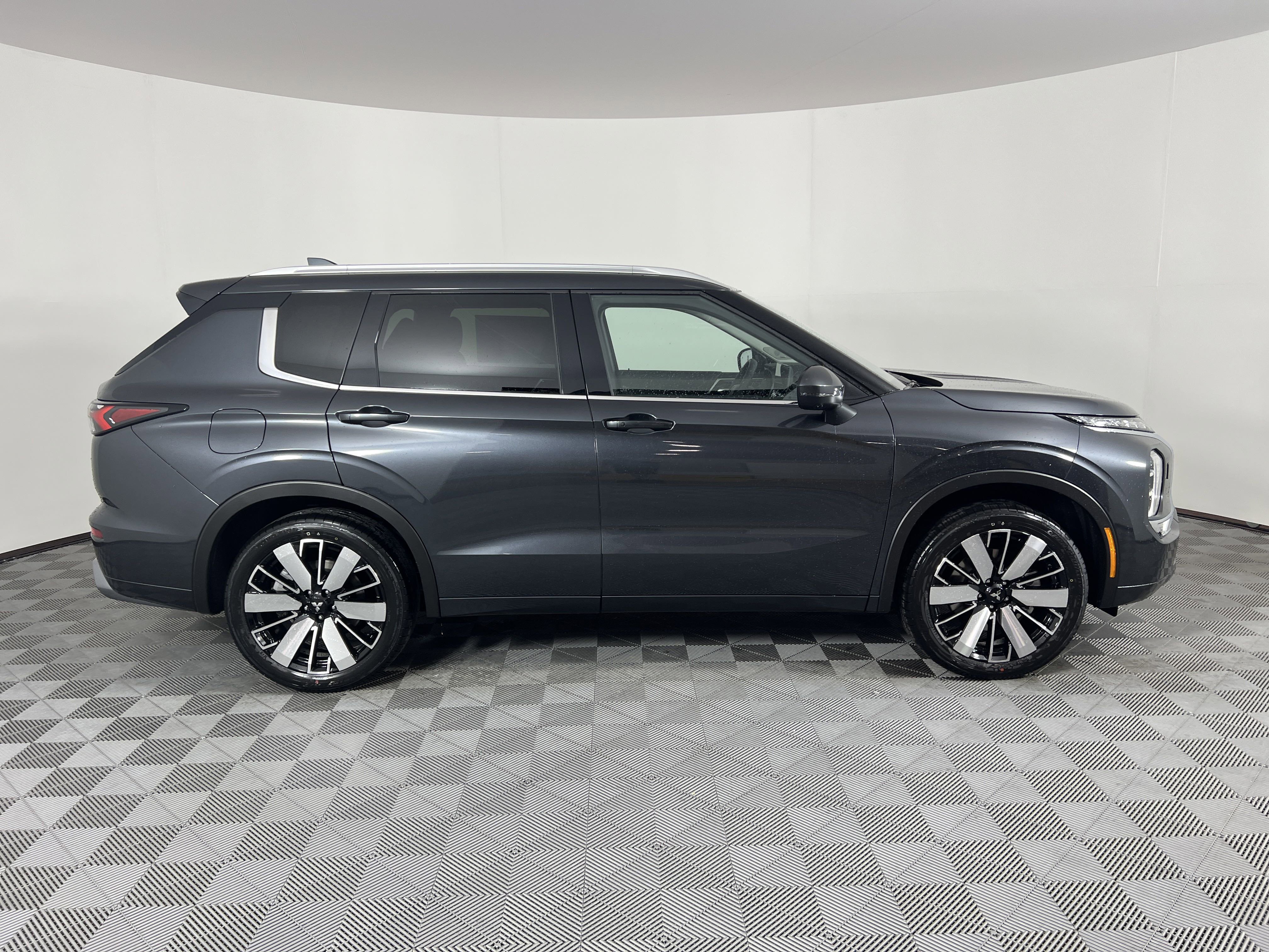 New 2025 Mitsubishi Outlander SEL image 3