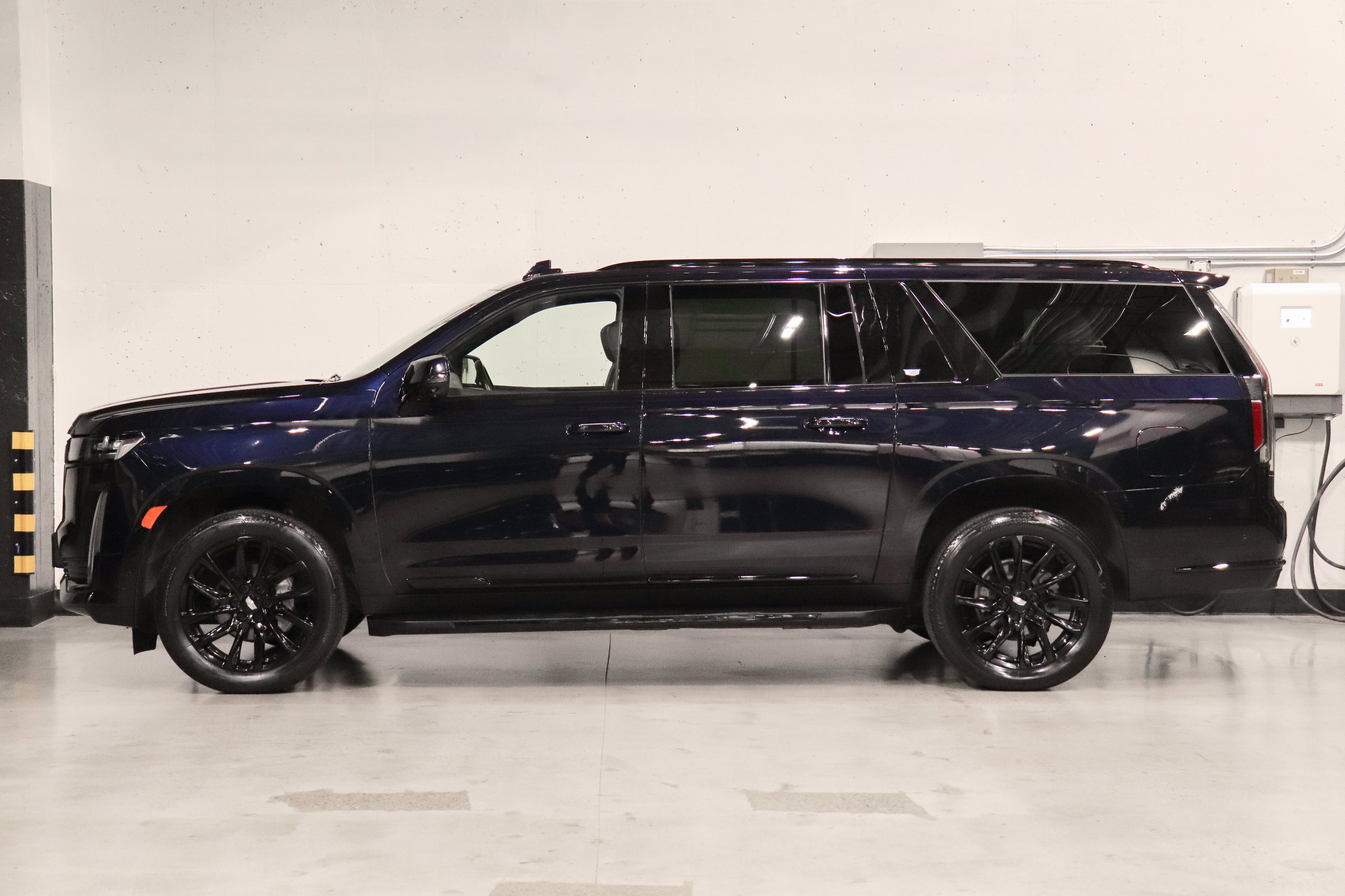 Used 2023 Cadillac Escalade ESV Sport w/ LPO, ONYX Package AWD/4WD image 2