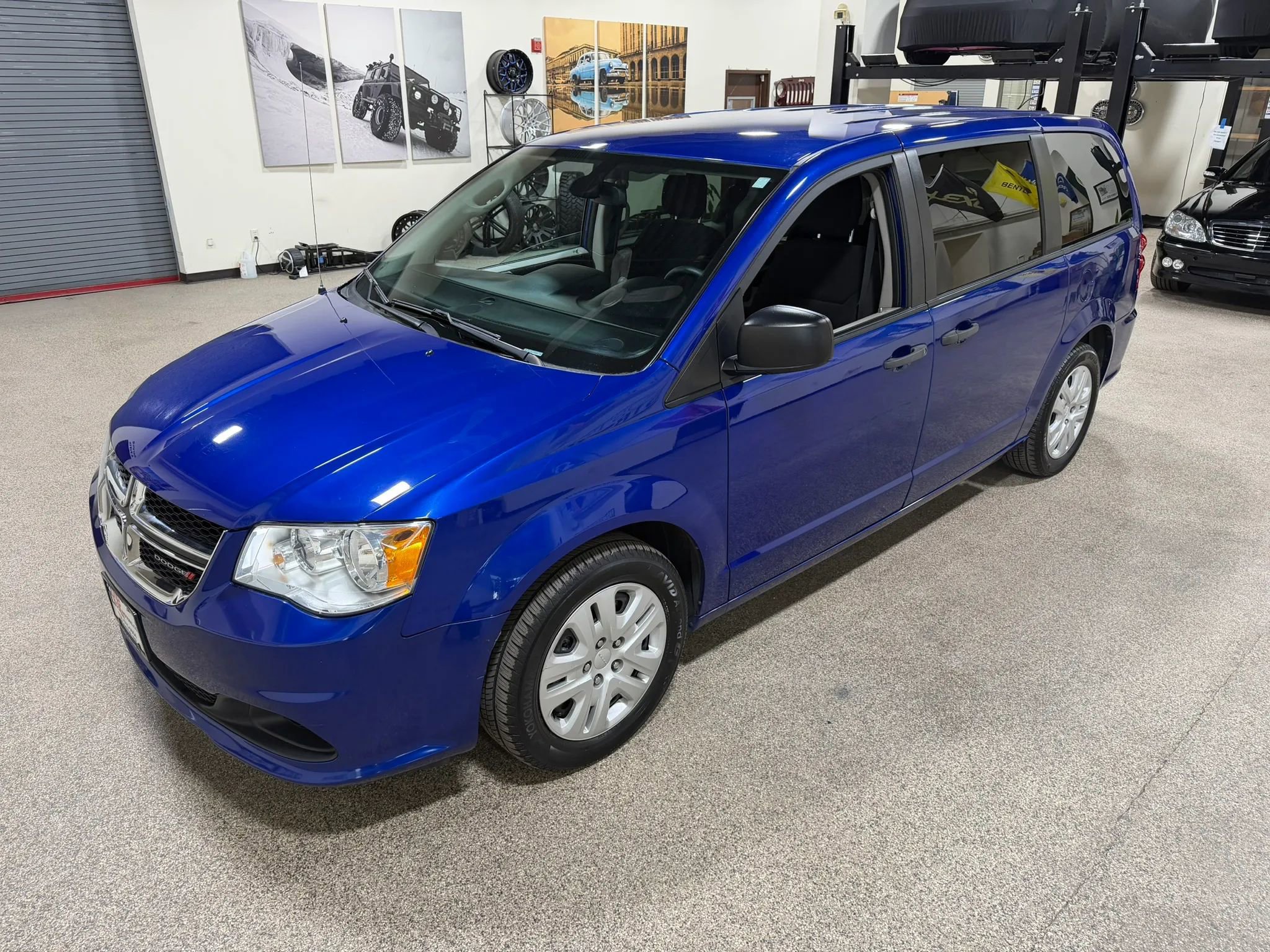 Used 2019 Dodge Grand Caravan SE FWD image 4