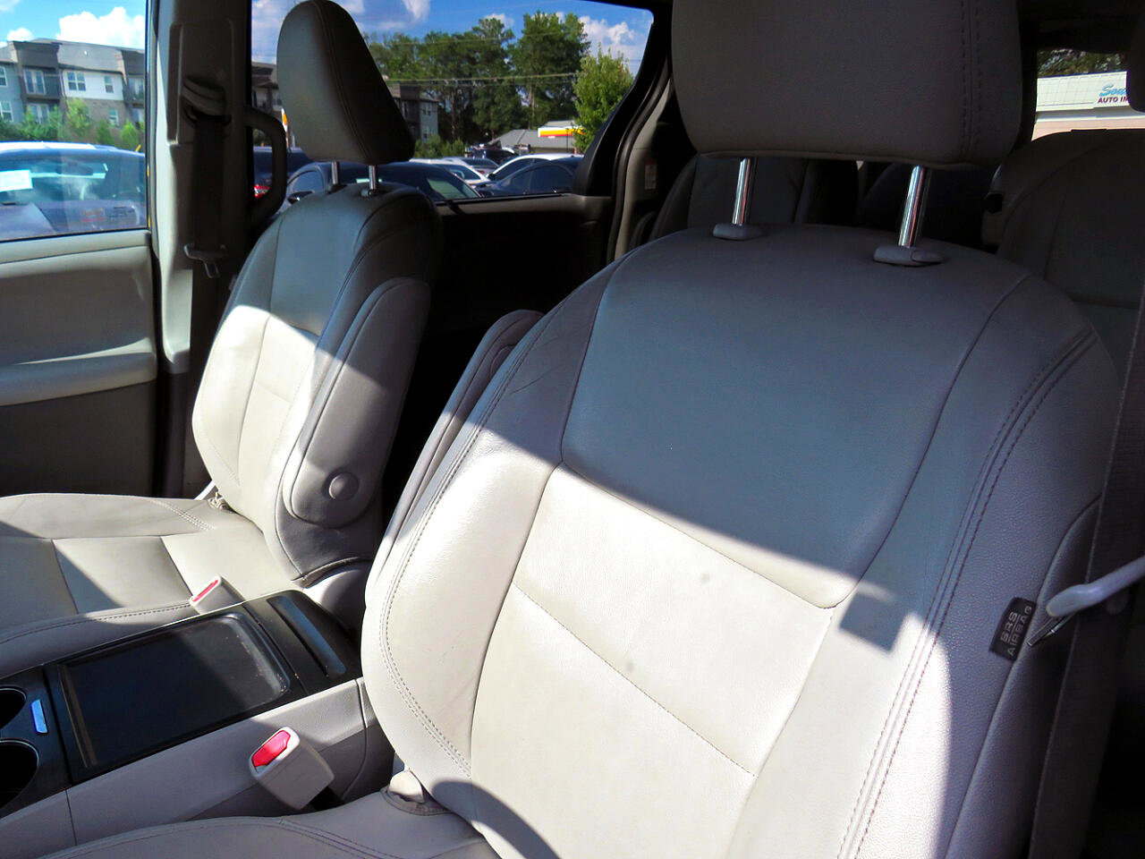 Used 2018 Toyota Sienna XLE image 15