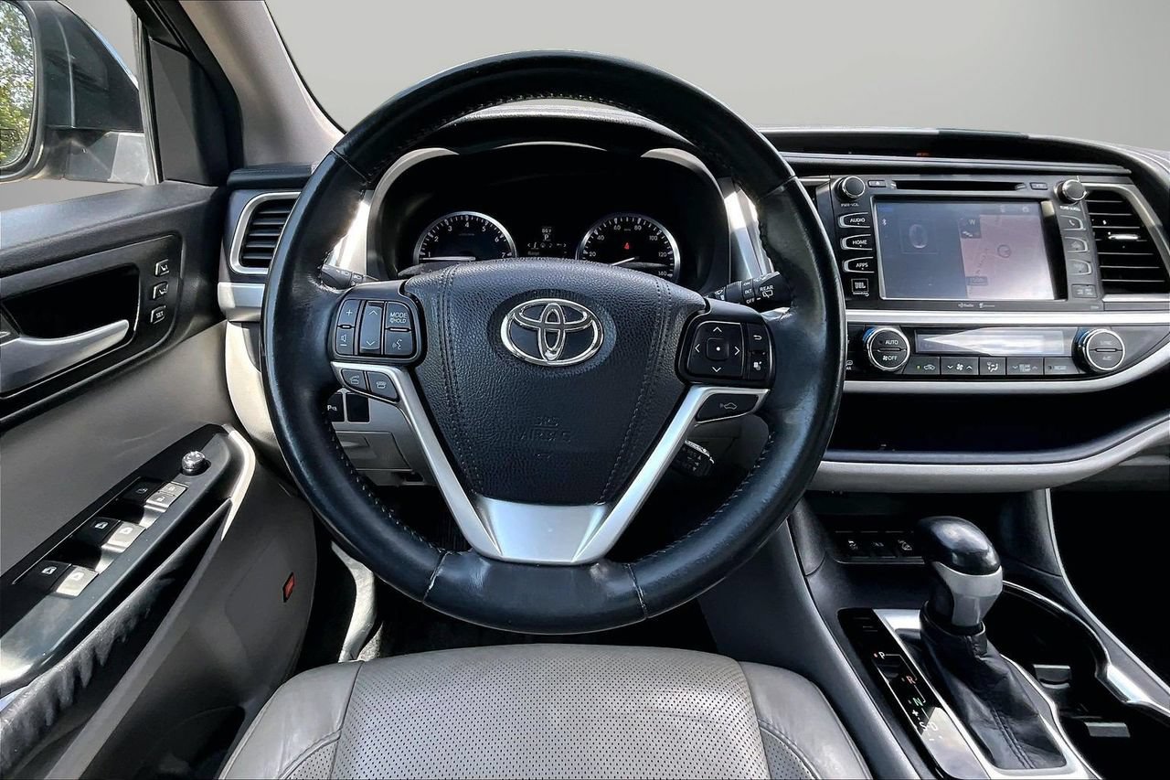 Used 2015 Toyota Highlander Limited w/ Driver Technology Package AWD/4WD image 11
