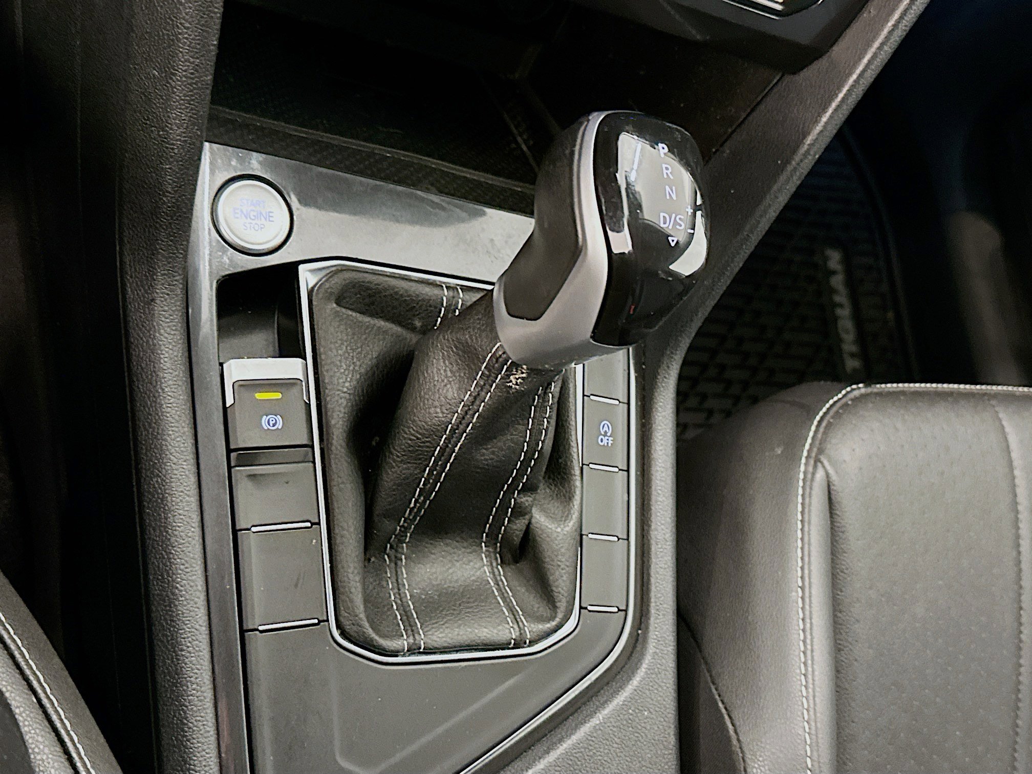 Used 2023 Volkswagen Tiguan SE w/ Panoramic Sunroof Package image 25