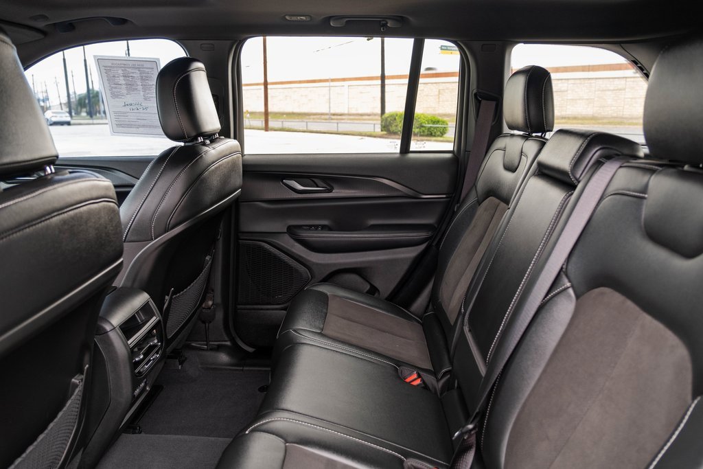 Used 2023 Jeep Grand Cherokee Altitude image 14