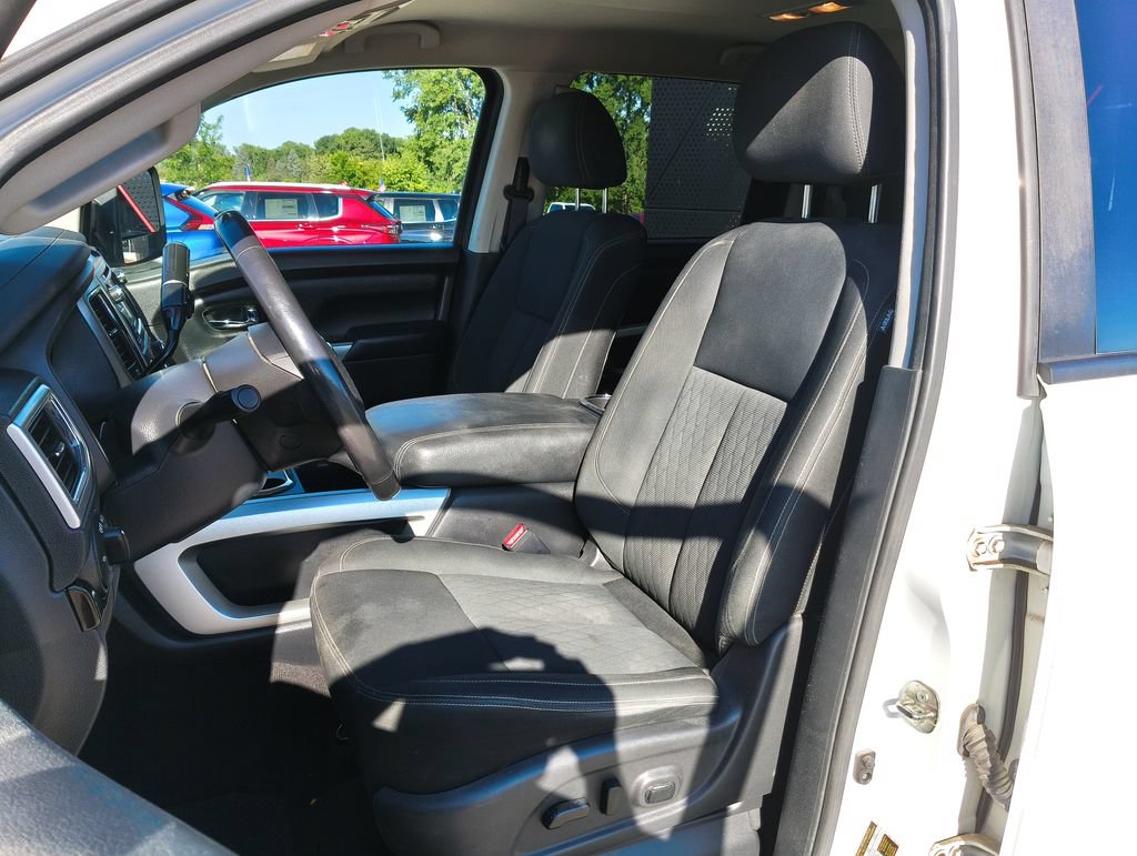 Used 2017 Nissan Titan SV AWD/4WD image 23