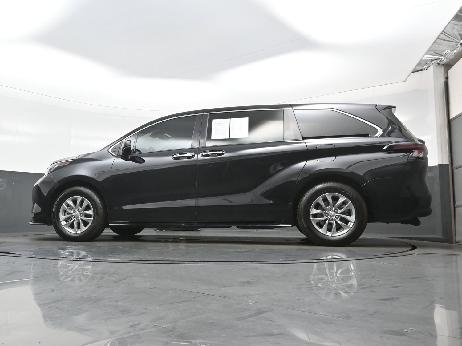Used 2022 Toyota Sienna XLE FWD image 31