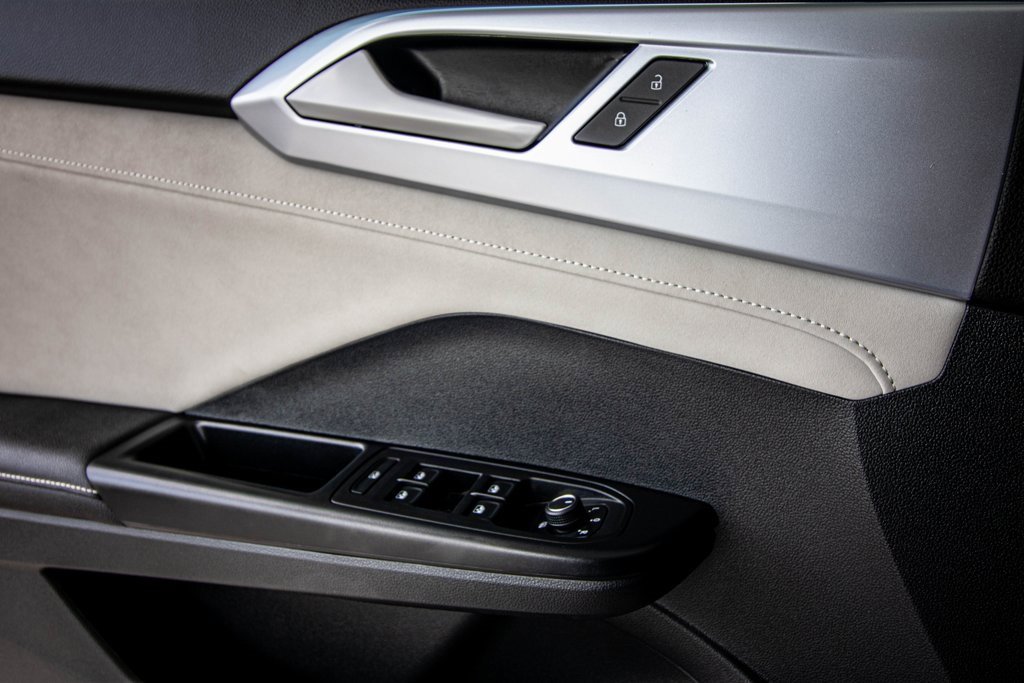 Certified 2025 Volkswagen Taos SE w/ Black Wheel Package image 26