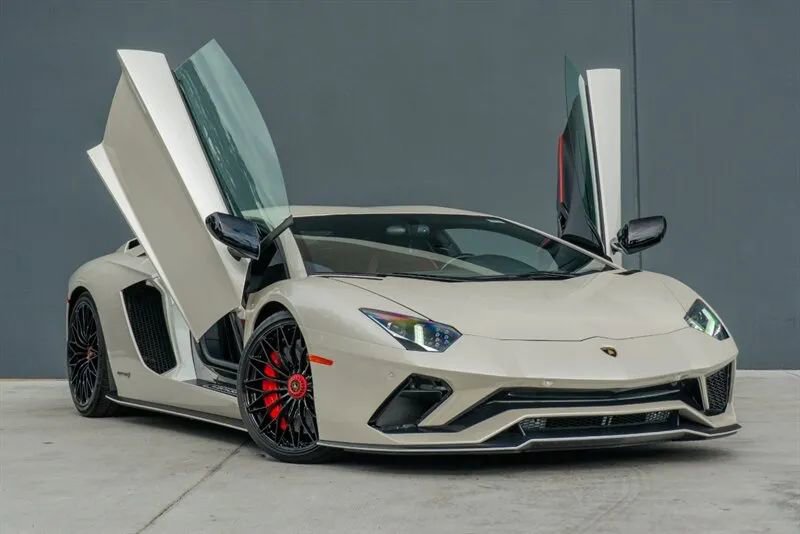 Used 2017 Lamborghini Aventador S image 1