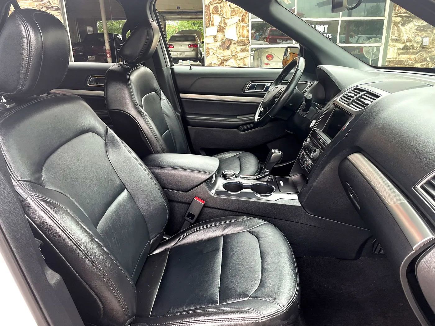 Used 2018 Ford Explorer XLT w/ Equipment Group 202A AWD/4WD image 14