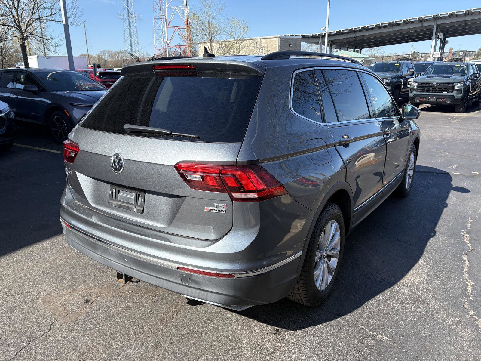 Used 2018 Volkswagen Tiguan SE w/ Panoramic Sunroof Package AWD/4WD image 5