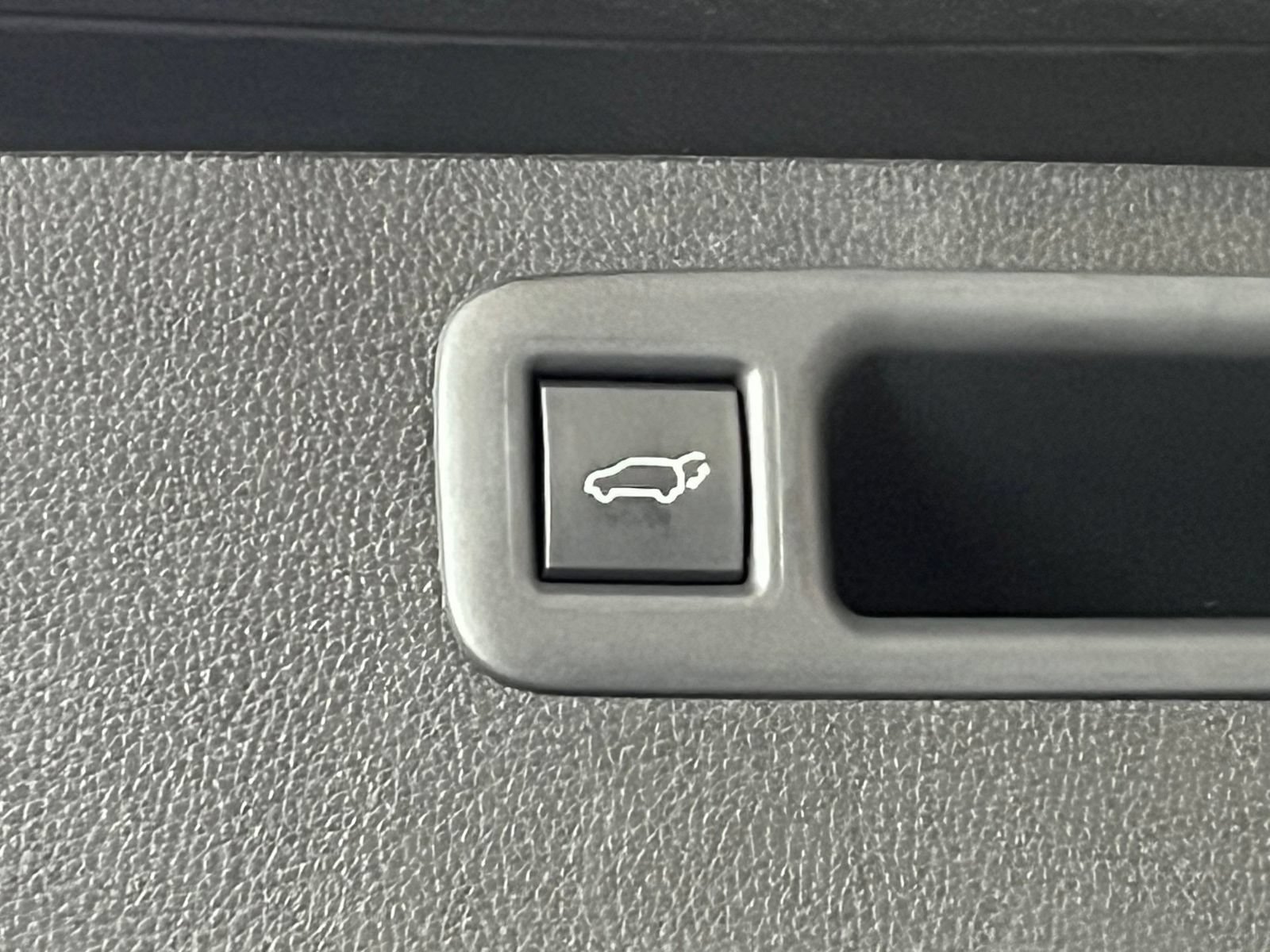 Used 2025 Toyota Highlander XLE FWD image 11