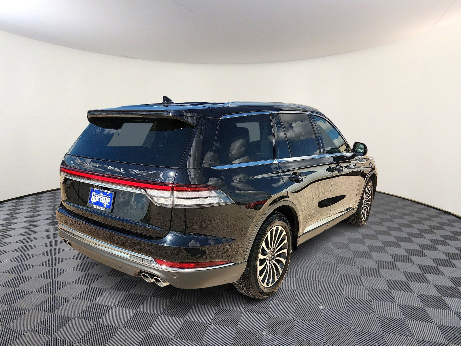 Used 2024 Lincoln Aviator 2WD w/ Premium Package image 4