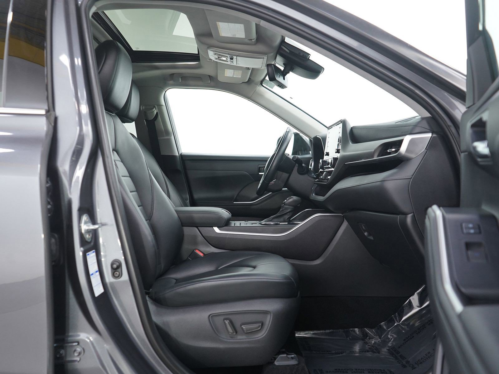 Used 2021 Toyota Highlander XLE image 11