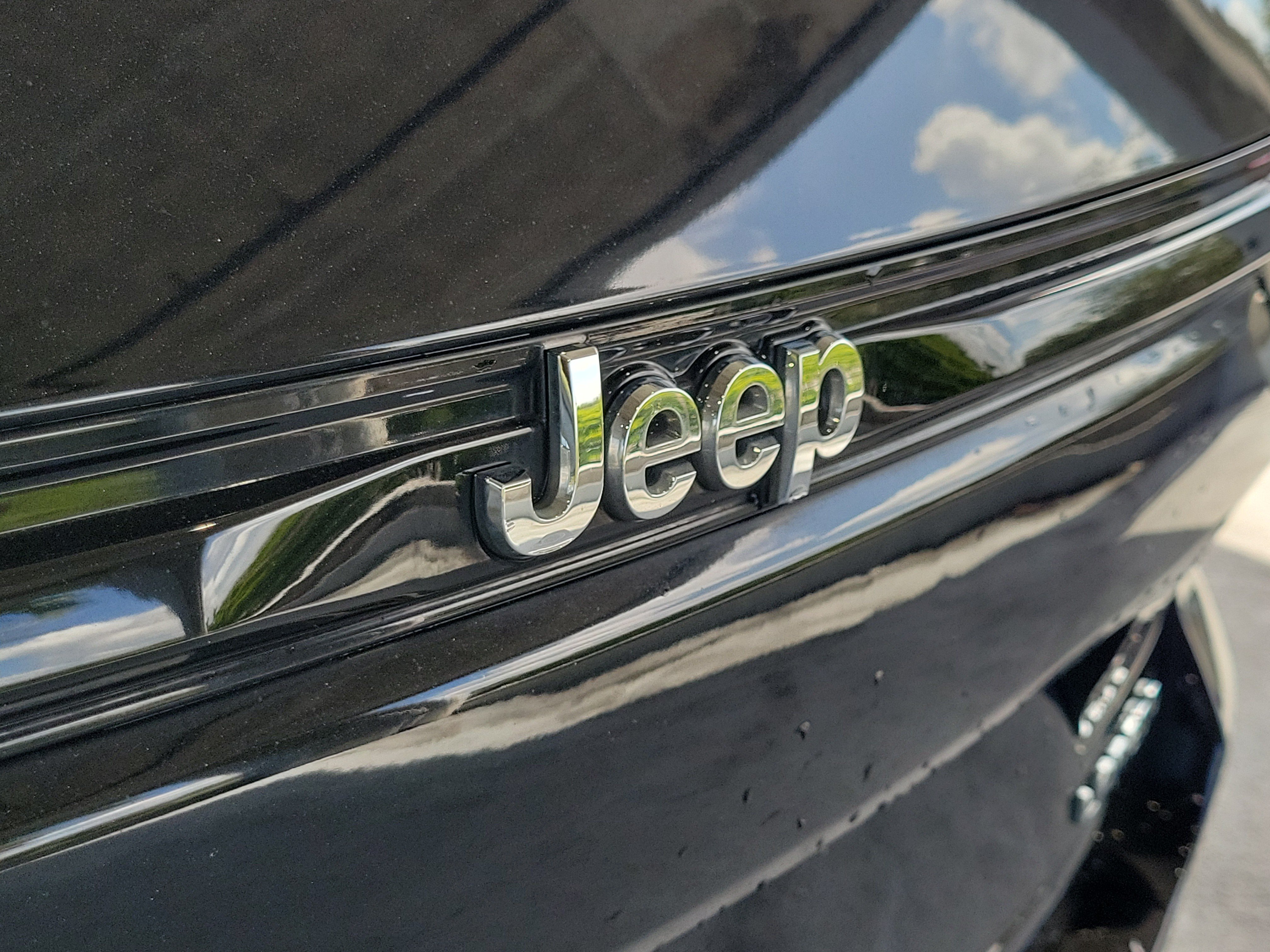Used 2023 Jeep Grand Cherokee Laredo AWD/4WD image 5
