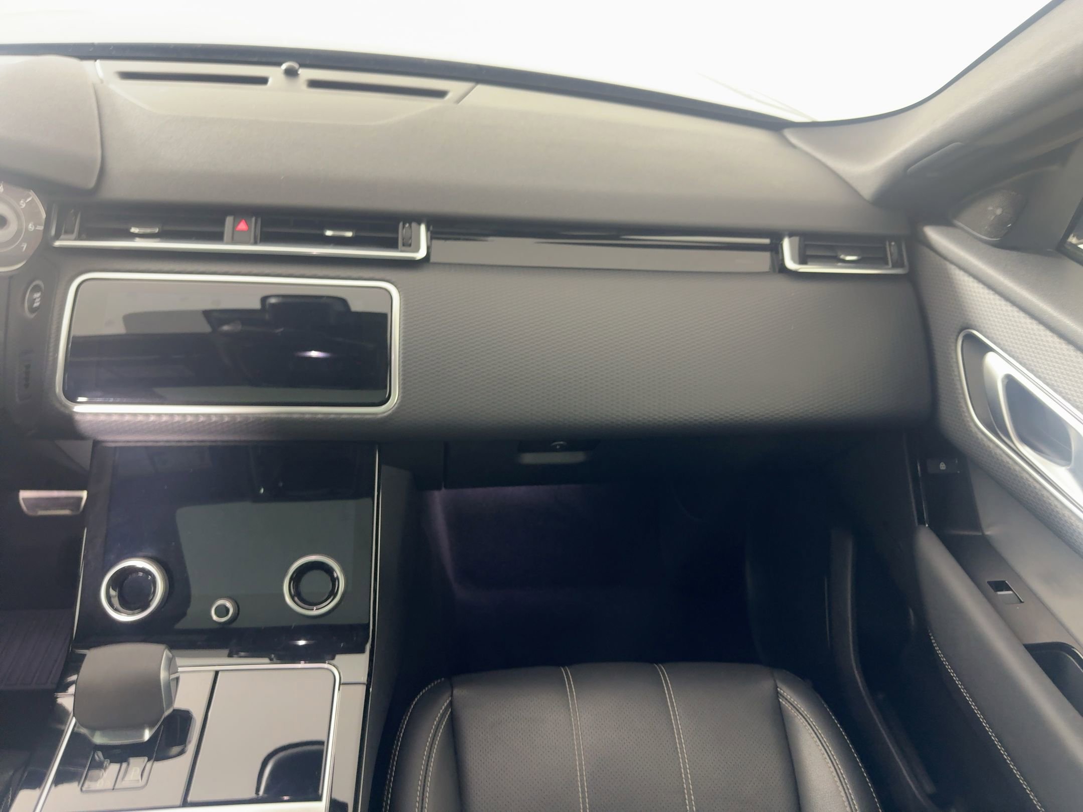 Used 2022 Land Rover Range Rover Velar R-Dynamic S image 27