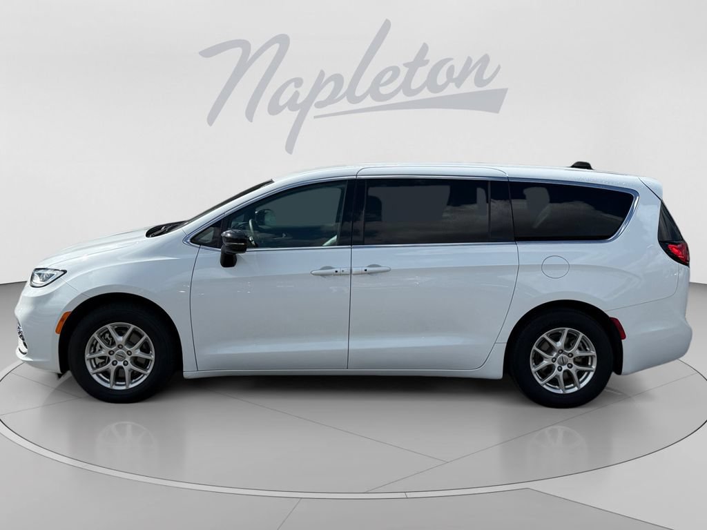 Used 2025 Chrysler Pacifica Select FWD image 2