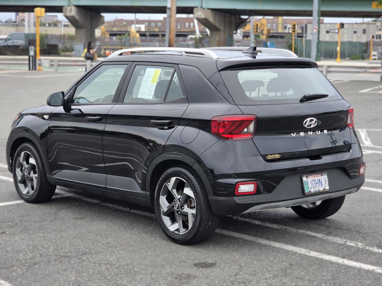 Used 2022 Hyundai Venue SEL FWD image 5