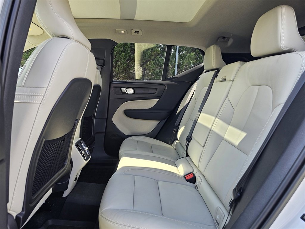 Used 2023 Volvo XC40 B5 Ultimate w/ Protection Package Premier image 19